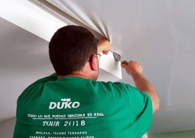 Instalar techo falso con revestimientos tensados Duko Marbella