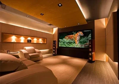Casa con cine instalada en colores marrones y tonos ocres